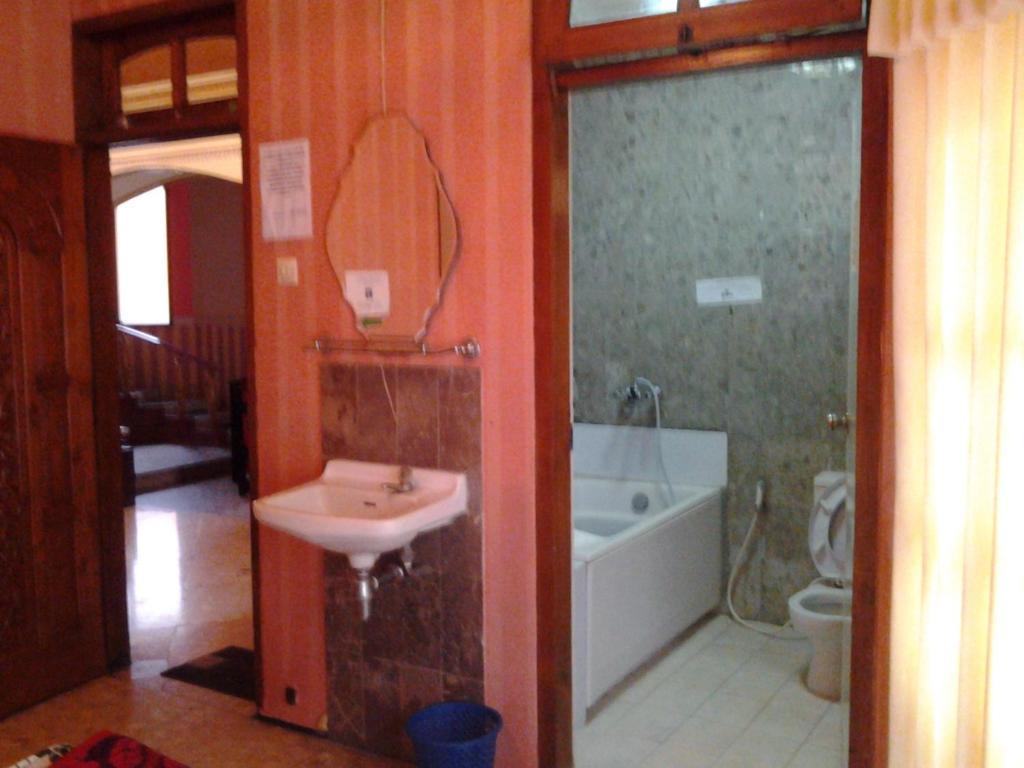 Villa And Resto Basanova 巴图 外观 照片